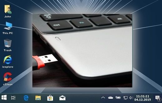 Stecken Sie das Flash-Laufwerk in den USB-Anschluss